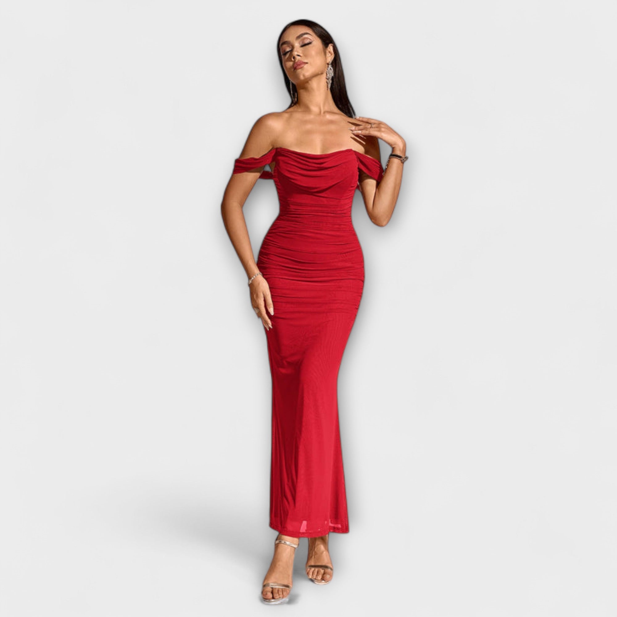 Ione - Bodycon kleita ar atklātiem pleciem un ruļļiem