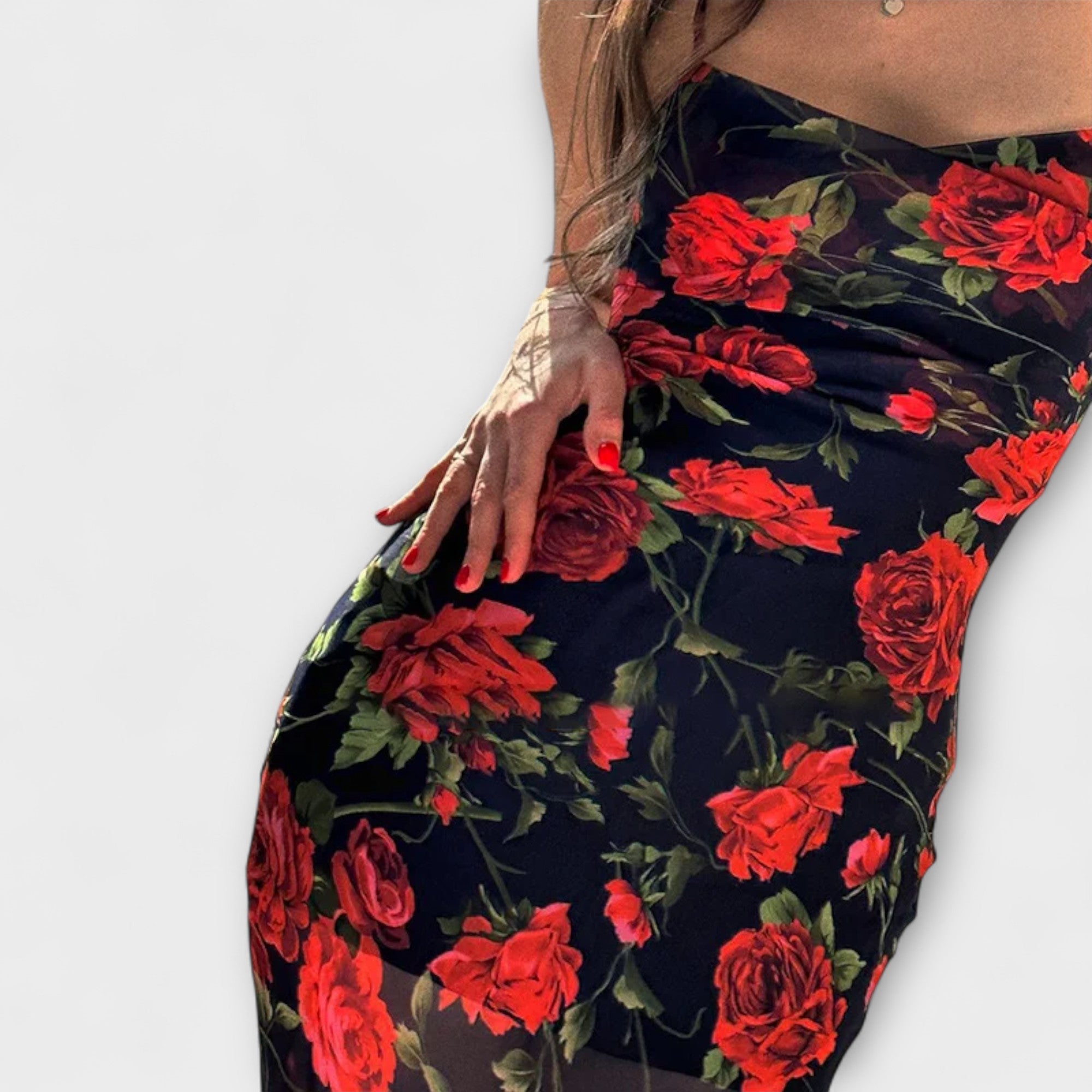 Kleita bodycon ar ziedu rakstu un siksnām
